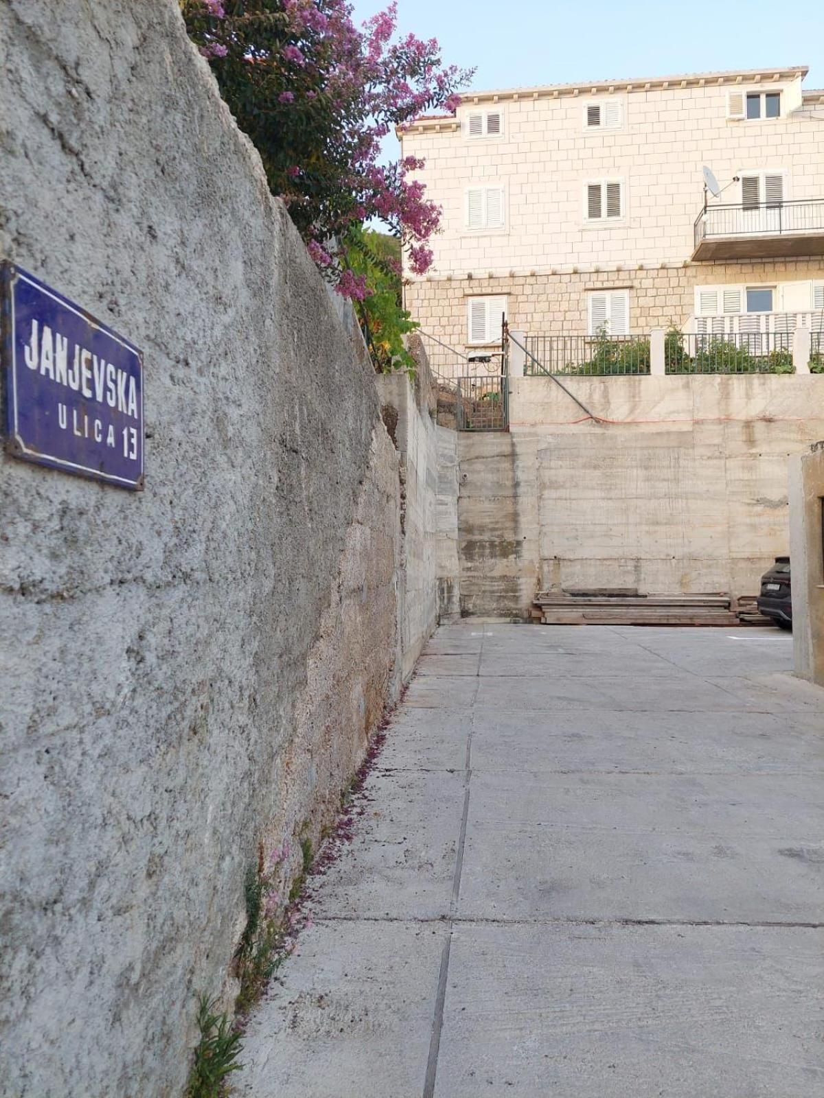 Perina - Free Parking Dubrovnik